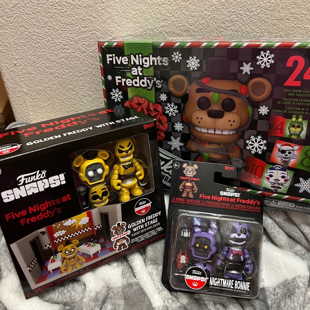 Snaps! Five Nights at Freddy’s FNAF Golden Freddy Stage FNAF Advent Pop Calendar